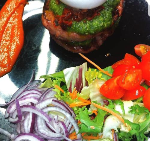 Hamburger Pesto di Rucola, Pomodori Secchi, Burratina e Salsa bbq