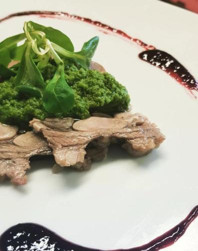 Lingua di vitello salsa verde e riduzione di balsamico e frutti rossi